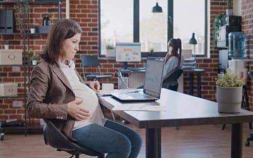 Grossesse : comment savoir qu'il est temps d'arrêter de travailler ?